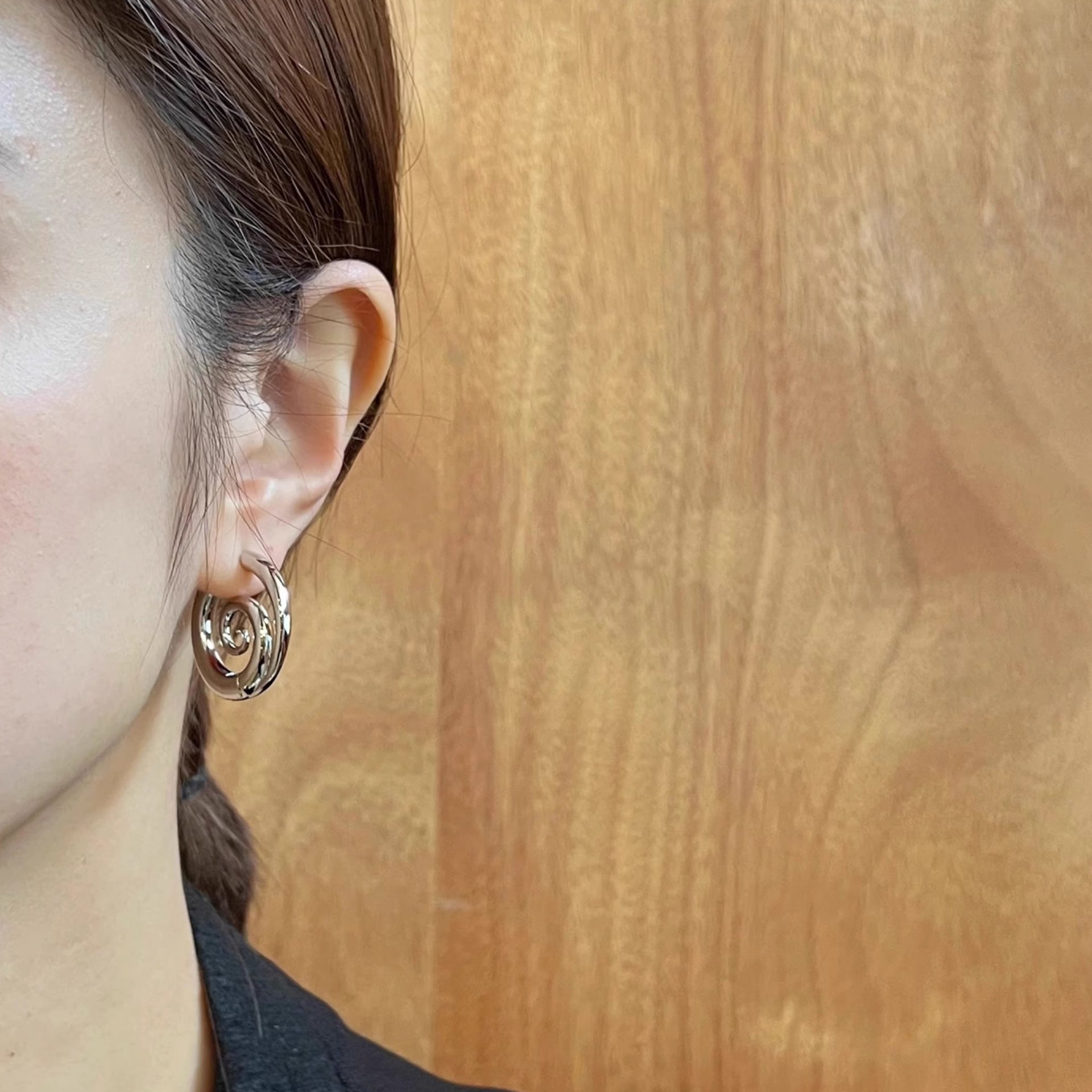 2PCS Faux Stretched Spiral Clicker Earrings