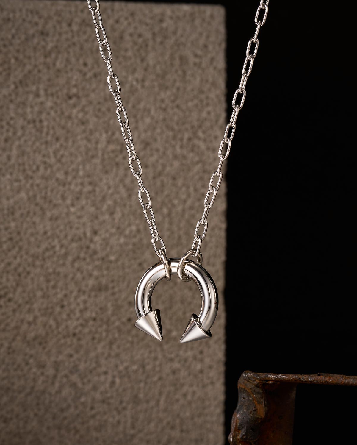 spike horseshoe necklace