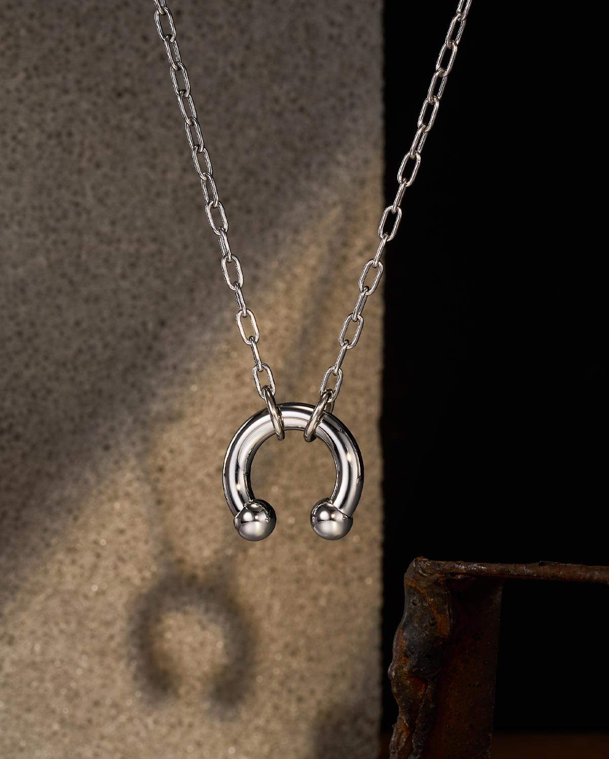 Horseshoe pendant necklace