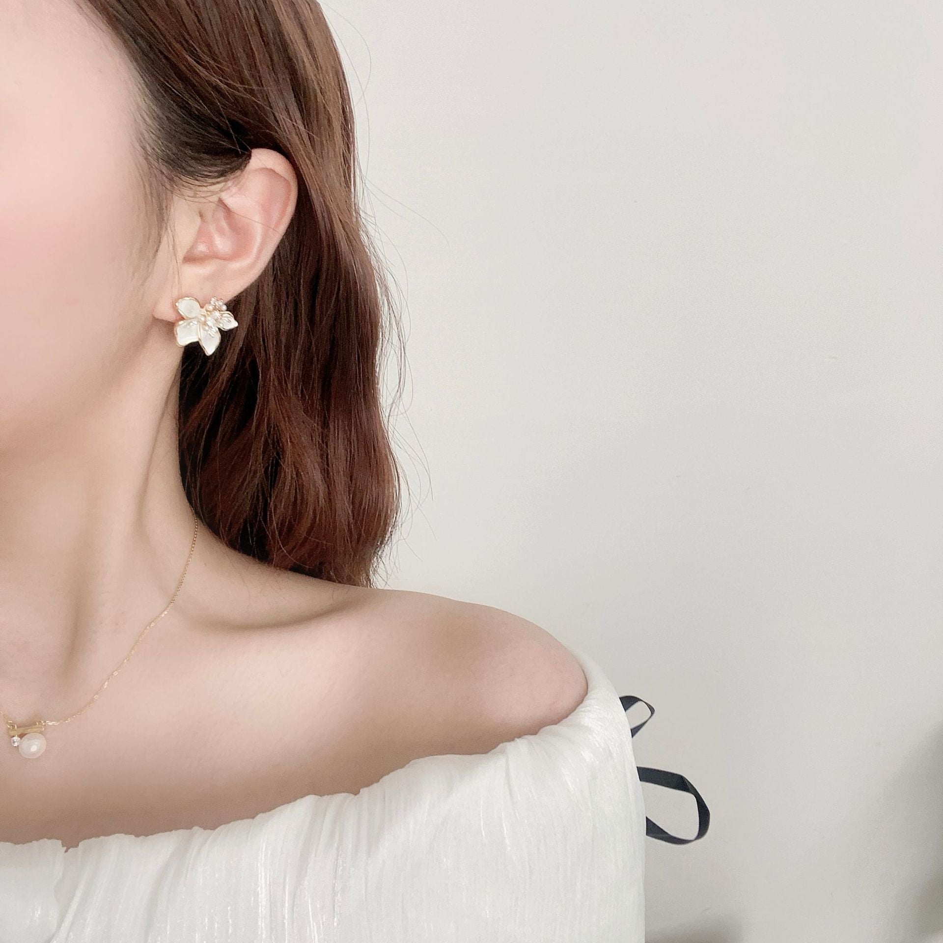 2PCS White Enamel Flower Earring Studs