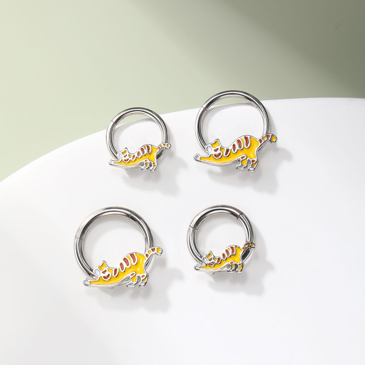 Oufer X Roly Stretching Cat Hinged Segment Septum Ring