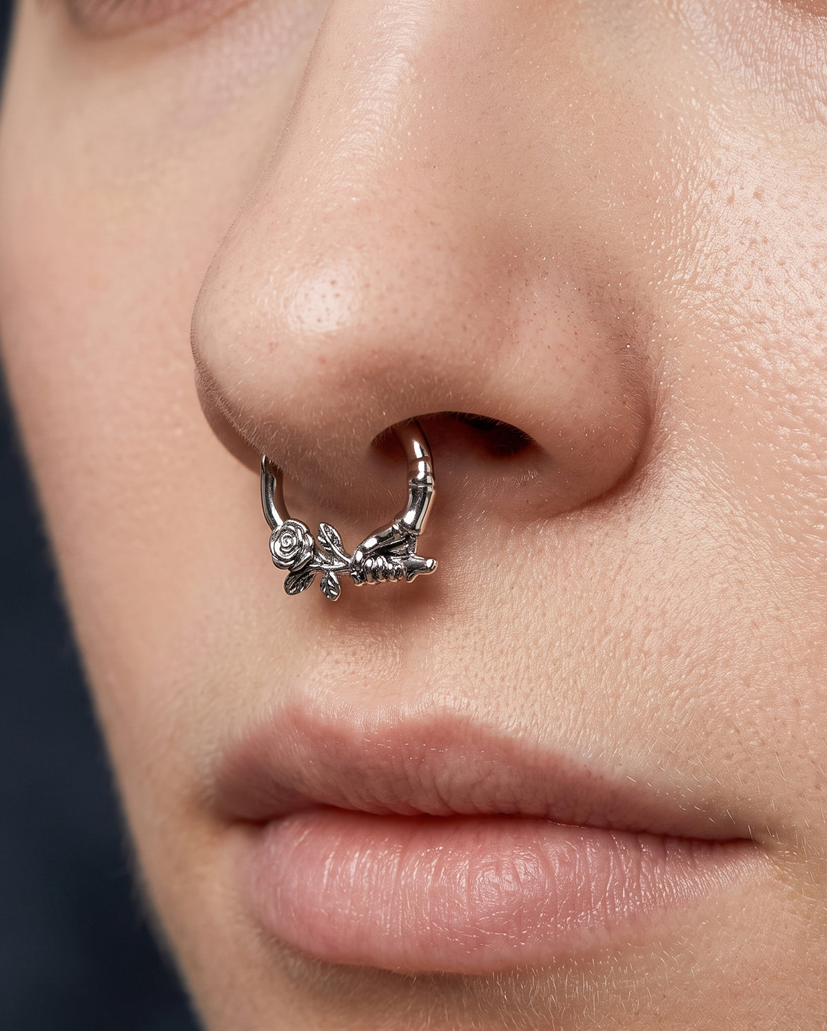 Skull Hand Rose septum piercing
