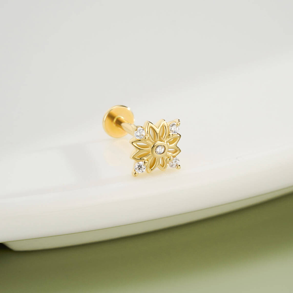 14k gold flower stud 